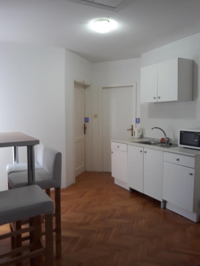 Hostel Corner 021 Нови Сад Екстериор снимка